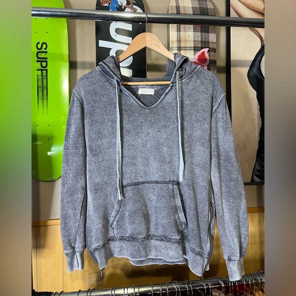 Women’s Ocean Drive Distressed Gray Soft & Cozy Pullover Hoodie. Size XS